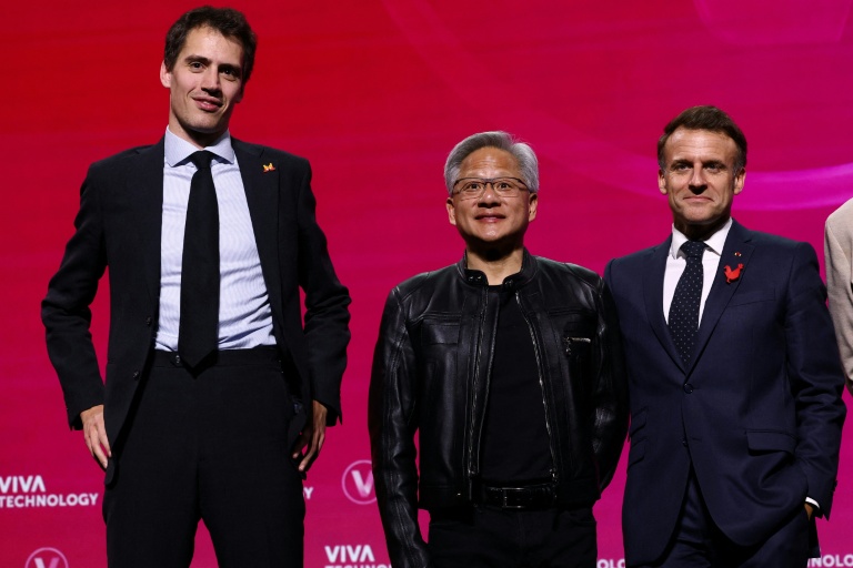 Le fondateur et PDG de Mistral Arthur Mensch (g), le patron de Nvidia Jensen Huang (d) et le président français Emmanuel Macron au salon VivaTech à Paris, le 11 juin 2025