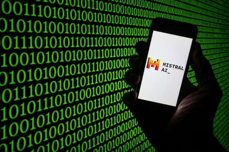 Mistral a dévoilé mardi 6 octobre 2026 son nouveau modèle d'intelligence artificielle, moins d'un mois après une levée de fonds de 3 milliards d'euros qui a valorisé l'entreprise française à plus de 21 milliards d'euros
