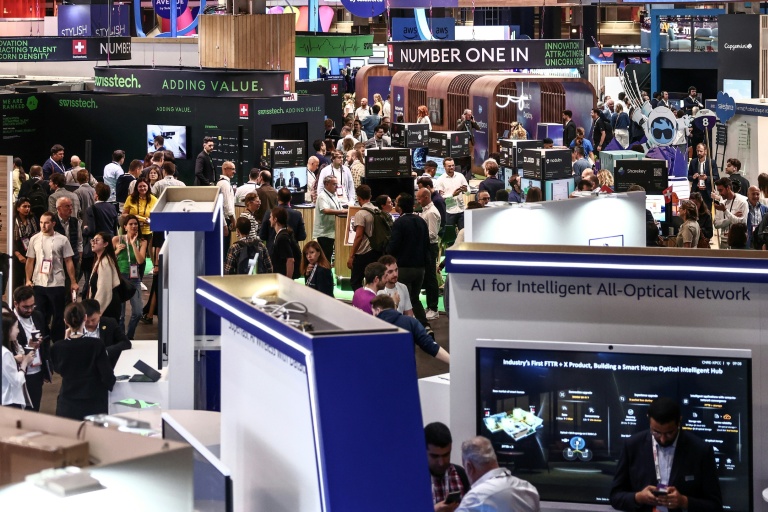 Des visiteurs lors de la 9e édition de VivaTech porte de Versailles, à Paris le 11 juin 2025