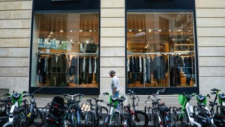 Un passant devant une boutique IKKS à Paris, le 3 octobre 2025
