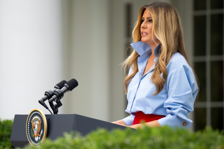 La Première dame américaine, Melania Trump, s'exprime lors d'un événement dans la roseraie de la Maison Blanche, le 20 août 2026 à Washington