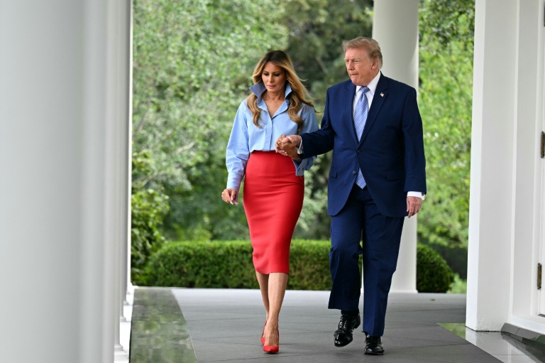 Le président américain Donald Trump et son épouse Melania arrivent pour un événement dans la roseraie de la Maison Blanche, le 20 août 2026 à Washington