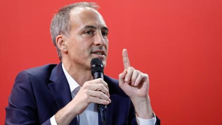 Raphaël Glucksmann lors d'un rassemblement de la gauche social-démocrate à Pontoise (Val d'Oise), le 16 november 2025 