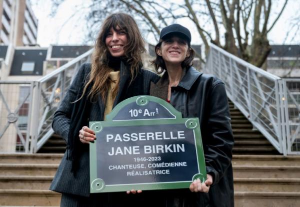 L'actrice et chanteuse française Charlotte Gainsbourg (à droite) et la chanteuse Lou Doillon présentent un panneau "Passerelle Jane Birkin" lors d'une cérémonie d'hommage à l'actrice et chanteuse franco-britannique Jane Birkin, Quai de Valmy à Paris le 13 décembre 2025