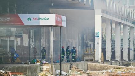 Des pompiers inspectent le terminal de fret de l'aéroport international Hazrat Shahjalal de Dacca au Bangladesh, le 19 octobre 2025, au lendemain de l'incendie qui l'a ravagé