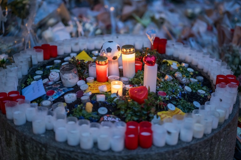 Des fleurs, des bougies et des messages déposés lors des funérailles d'Arthur Brodard, 16 ans, décédé à Crans-Montana, à Lutry, en Suisse, le 8 janvier 2026