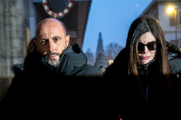 Les propriétaires du bar Le Constellation, Jacques et Jessica Moretti, arrivent le 9 janvier 2026 à Sion, en Suisse, pour être entendus par la justice