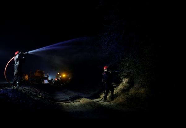 Les pompiers tentent d'éteindre un incendie dans la forêt de Fontainebleau, à Noisy-sur-École, tôt dans la matinée du 13 juillet 2026