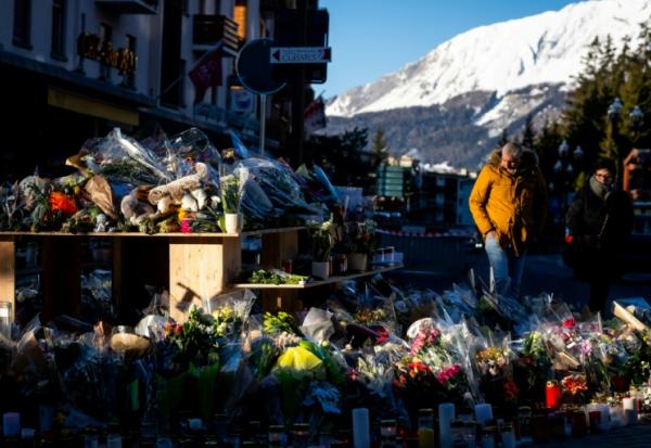 Des fleurs déposées près du bar Le Constellation à Crans-Montana, en Suisse, en hommage aux victimes de l'incendie, le 4 janvier 2026 
