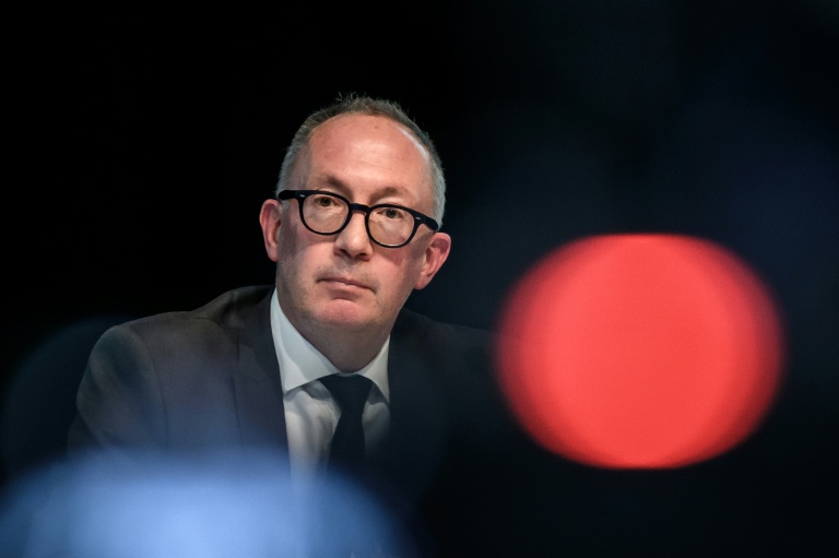 Le président de la commune suisse de Crans-Montana, Nicolas Féraud, lors d'une conférence de presse dans cette station alpine, le 6 janvier 2026