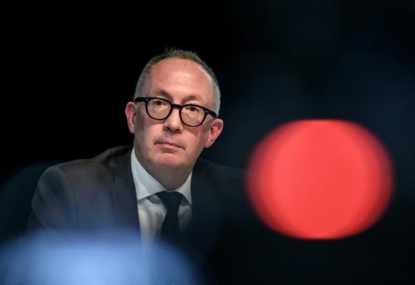 Le président de la commune suisse de Crans-Montana, Nicolas Féraud, lors d'une conférence de presse dans cette station alpine, le 6 janvier 2026