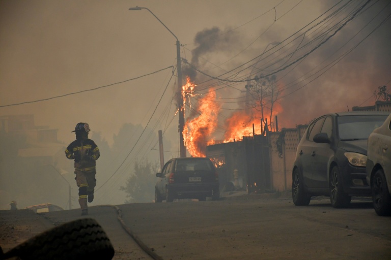 Les feux de forêt gagnent des habitations à Concepcion, au Chili, le 18 janvier 2026