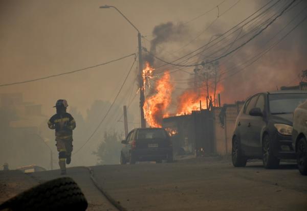 Les feux de forêt gagnent des habitations à Concepcion, au Chili, le 18 janvier 2026