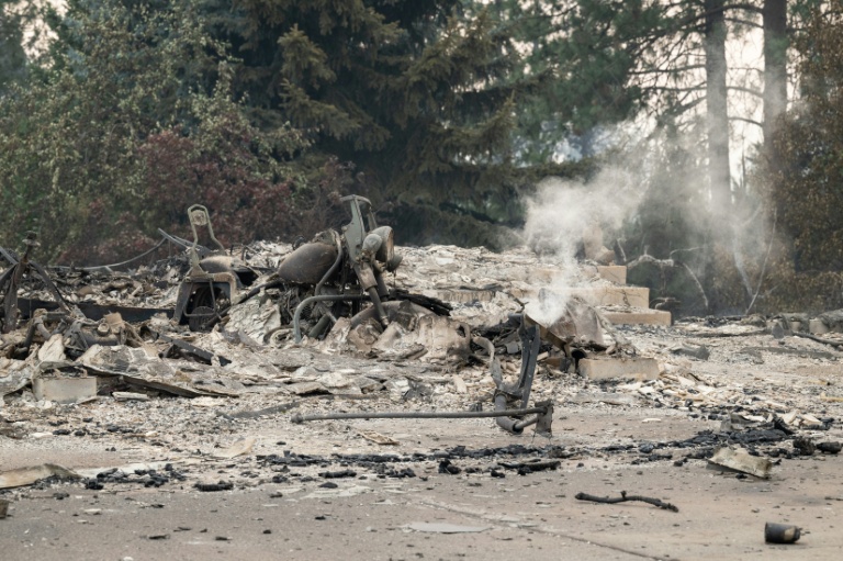 Une moto calcinée gît dans les ruines fumantes d'une habitation de Spokane (Etats-Unis) le 2 août 2026
