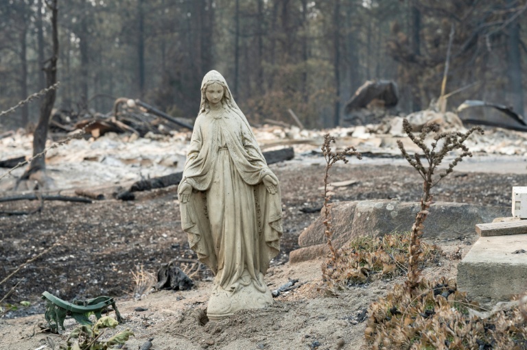 Une statue de la Vierge Marie près des ruines d'une maison détruite par le feu à Spokane (Etats-Unis) le 2 août 2026
