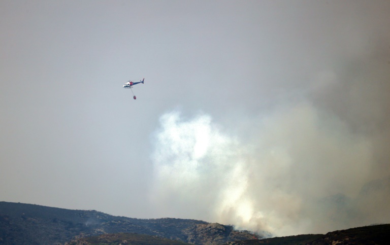 Un hélicoptère intervient pour éteindre un incendie de forêt à San Ciprian de Sanabria, dans le nord-ouest de l'Espagne, le 21 août 2025