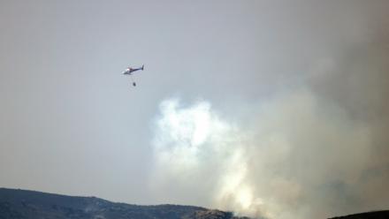 Un hélicoptère intervient pour éteindre un incendie de forêt à San Ciprian de Sanabria, dans le nord-ouest de l'Espagne, le 21 août 2025