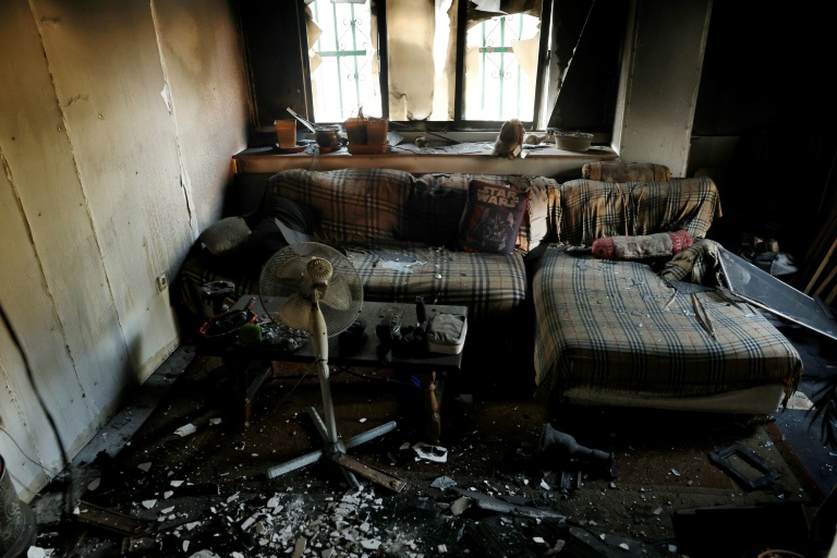 Cette photo montre les dégâts causés par un incendie de forêt dans une maison calcinée à Piedralaves, à 100 kilomètres à l’ouest de Madrid, le 28 juillet 2026