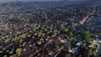 Cette image aérienne prise à l’aide d’un drone le 30 juillet 2026 montre des habitations dévastées par un incendie de forêt dans le lotissement d'Encinar del Alberche, à Villa del Prado, située à 60 kilomètres au sud-ouest de Madrid en Espagne