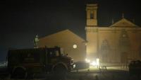 Un camion de pompiers devant le monastère San Juan de la Pena, menacé par le feu en Aragon, dans le nord-est de l'Espagne, le 16 août 2026