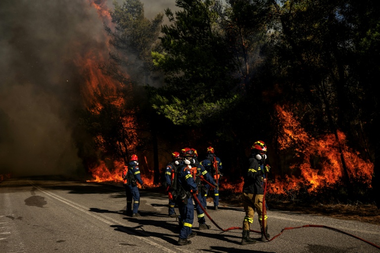 Des pompiers grecs tentent d’éteindre un incendie de forêt dans la région de Porto Germeno, à quelque 70 kilomètres au nord-ouest d’Athènes, dans la région de la Viotia, le 2 août 2026