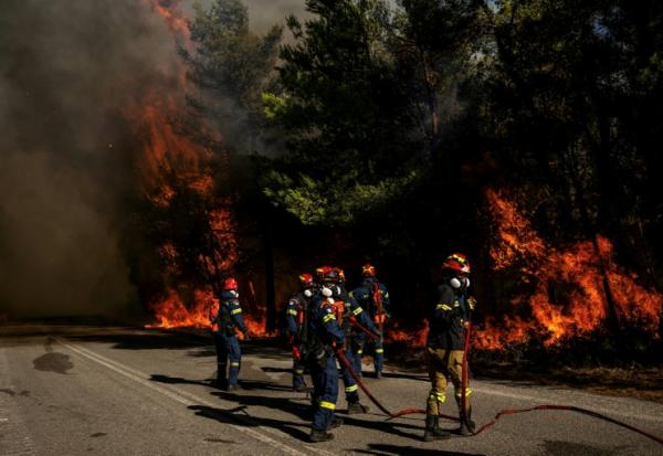 Des pompiers grecs tentent d’éteindre un incendie de forêt dans la région de Porto Germeno, à quelque 70 kilomètres au nord-ouest d’Athènes, dans la région de la Viotia, le 2 août 2026