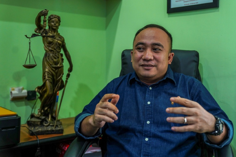L'avocat Glorio Sanen lors d'un entretien à Pontianak, dans le Kalimantan occidental, le 10 octobre 2026 en Indonésie