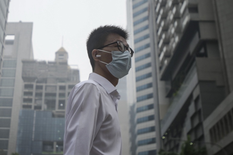 Un homme porte un masque pour se protéger de la pollution due aux incendies dans la région, à Singapour, le 15 octobre 2026