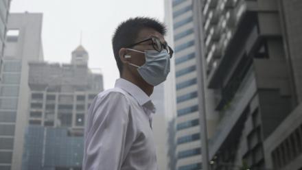 Un homme porte un masque pour se protéger de la pollution due aux incendies dans la région, à Singapour, le 15 octobre 2026