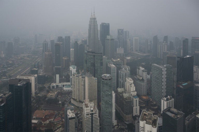 Les tours Petronas et des immeubles commerciaux enveloppés par la brume à Kuala Lumpur, le 13 octobre 2026 en Malaisie