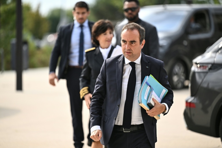 Le Premier ministre Sébastien Lecornu arrive à Mérignac (Gironde) le 17 août 2026