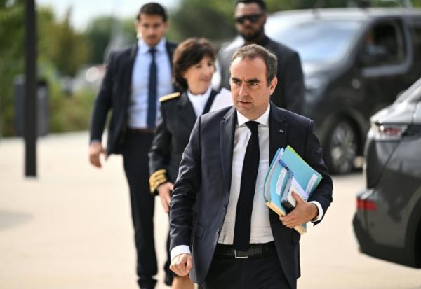 Le Premier ministre Sébastien Lecornu arrive à Mérignac (Gironde) le 17 août 2026
