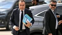 Le Premier ministre Sébastien Lecornu arrive pour une réunion avec des responsables à Mérignac, près de Bordeaux, le 17 août 2026 en Gironde, après un incendie de forêt