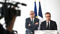 Le Premier ministre Sébastien Lecornu (c), aux côtés du ministre de l'Intérieur Laurent Nuñez (g) lors d'une conférence de presse à l'issue d'une réunion avec des responsables à Mérignac, près de Bordeaux, le 17 août 2026 après l'incendie géant en Gironde