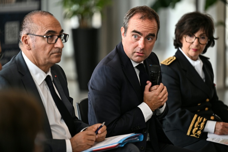 Le Premier ministre Sébastien Lecornu (c) préside une réunion aux côtés du ministre de l'Intérieur Laurent Nuñez (g) et de responsables à Mérignac , près de Bordeaux, le 17 août 2026 en Gironde, après un incendie de forêt