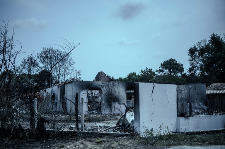 Une maison touchée par l'incendie qui a ravagé la région de la Gironde, le 15 août 2026 dans la commune du Porge