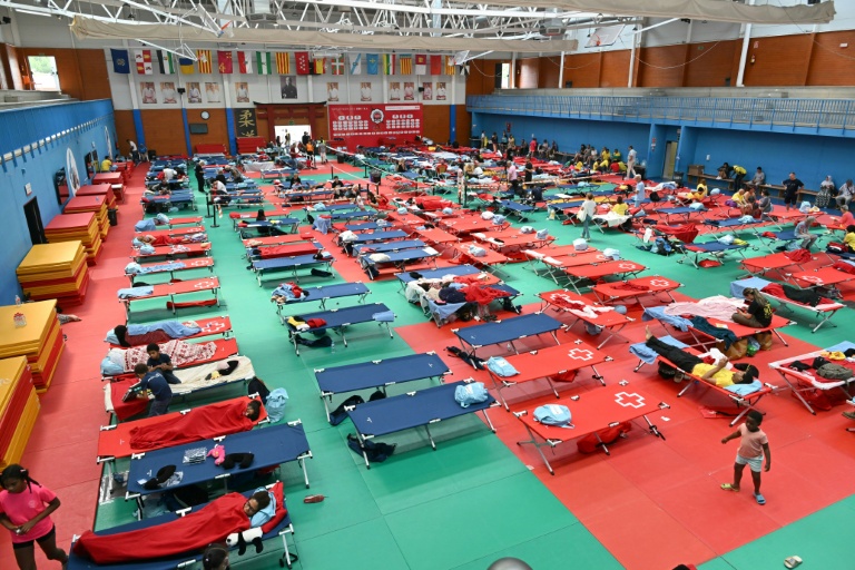 Des personnes évacuées à cause des incendies sont hébergées dans un gymnase à Villaviciosa de Odon, à l'ouest de Madrid, le 25 juillet 2026 