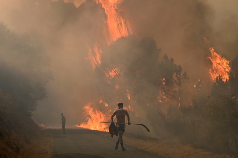 Incendie près du village de Larouco, dans le nord-ouest de l'Espagne, le 13 août 2025