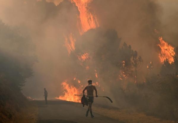 Incendie près du village de Larouco, dans le nord-ouest de l'Espagne, le 13 août 2025