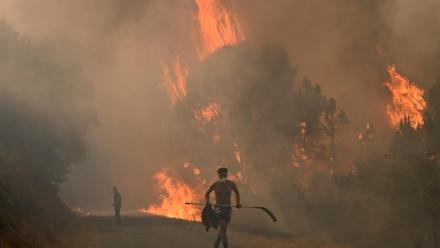 Incendie près du village de Larouco, dans le nord-ouest de l'Espagne, le 13 août 2025