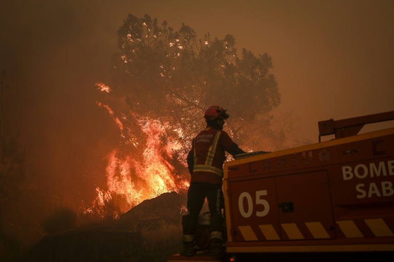 Un pompier face à un incendie près du village de Benvende, au Portugal, le 14 août 2025
