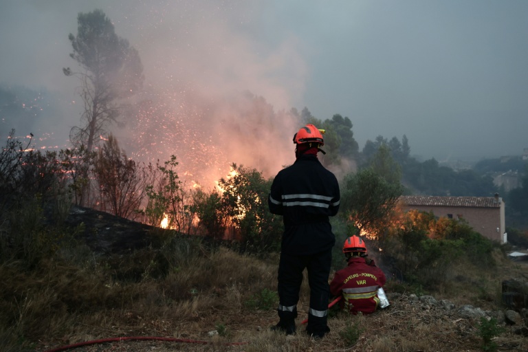 Des pompiers luttent contre un incendie de forêt sur la commune varoise de Montfort-sur-Argens, le 31 juillet 2026

