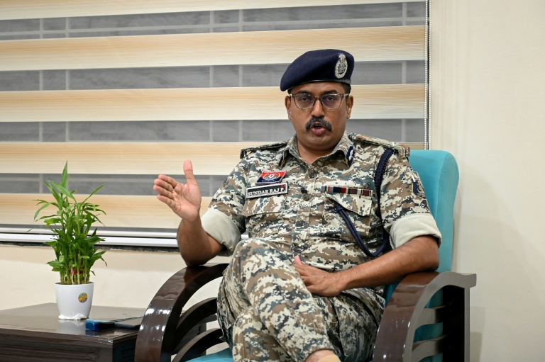 Le chef de la police locale, Sundarraj P., lors d'une interview avec lAFP à Jagdalpur, dans l'Etat de Chhatisgarh, le 30 mars 2026 en Inde