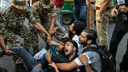 La police arrête des manifestants qui demandent la démission du président de la commission électorale Gyanesh Kumar, à New Delhi en Inde, le 11 octobre 2026