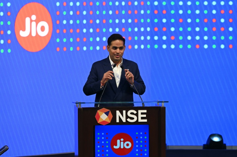 Akash Ambani, directeur général de Jio Platforms, lors de la cérémonie d'introduction en bourse (IPO) du groupe de télécommunications et de services numériques à la Bourse NSE) de Bombay, le 28 octobre 2026 en Inde