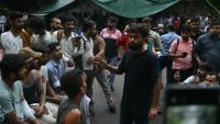 Abhijeet Dipke, fondateur du "parti des cafards", s'entretient le 21 juillet 2026 avec des manifestants blessés lors d'une mobilisation réclamant la démission du ministre indien de l'Education, Dharmendra Pradhan, en raison d'irrégularités présumées dans l'examen NEET, à New Delhi.
