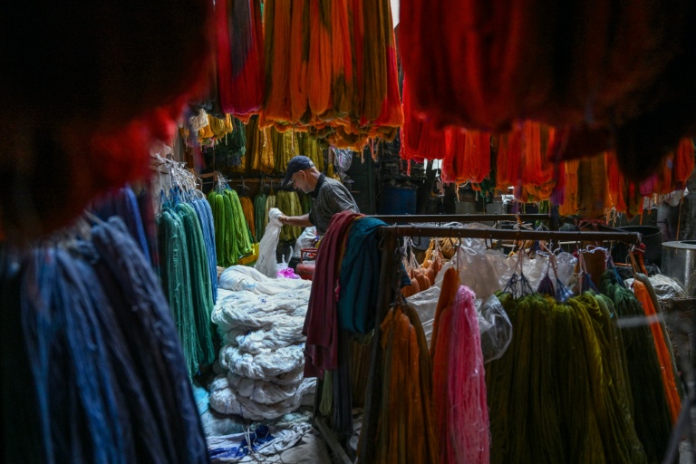 Un ouvrier trie des fils de soie dans un atelier traditionnel de teinture à Srinagar, le 1er novembre 2025