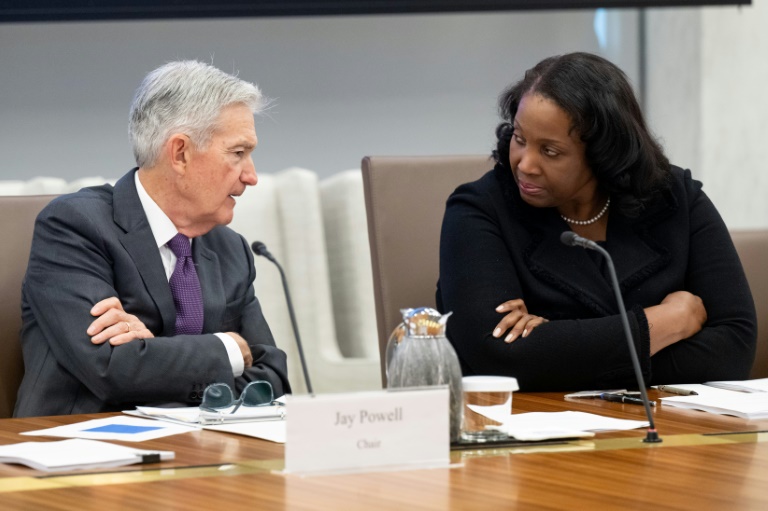 Le président de la Fed, Jerome Powell (g) et la gouverneure de la Fed, Lisa Cook, le 25 juin 2025 à Washington