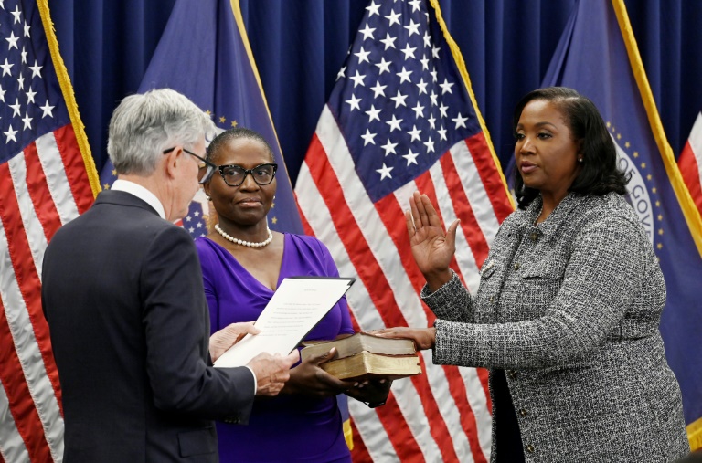 Lisa Cook (D) lors de sa prestation de serment comme gouverneure de la Réserve fédérale américaine, avec le président de la Fed, Jerome Powell (G), à Washington, le 23 mai 2022