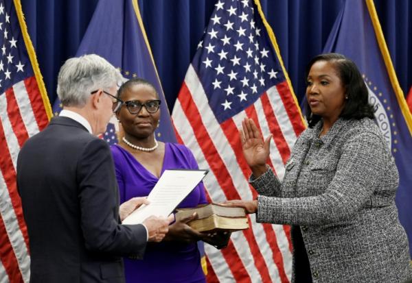 Lisa Cook (D) lors de sa prestation de serment comme gouverneure de la Réserve fédérale américaine, avec le président de la Fed, Jerome Powell (G), à Washington, le 23 mai 2022